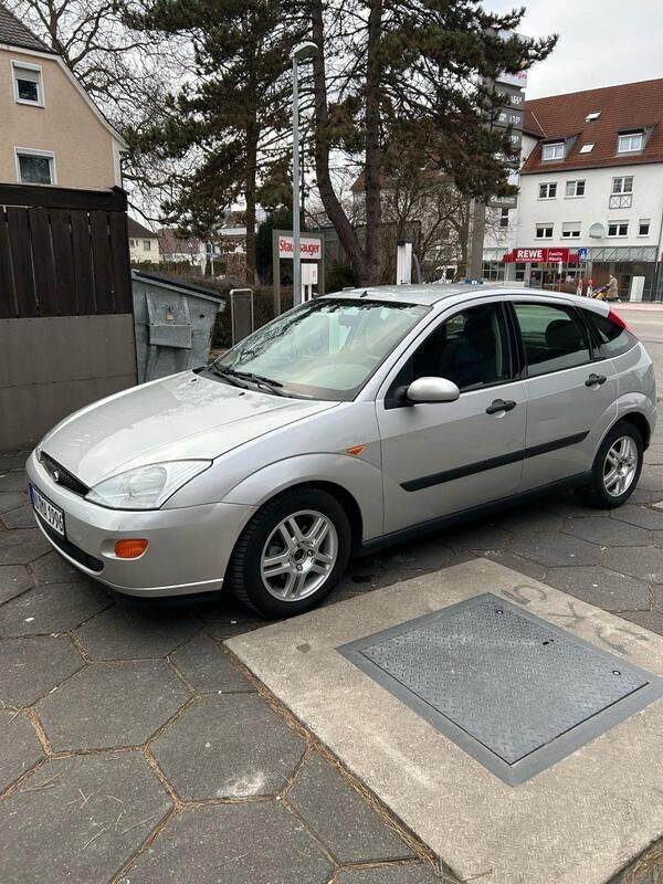 Grau Gebraucht 2001 Ford Focus Limousine | 1.500 € - Bild 1/4