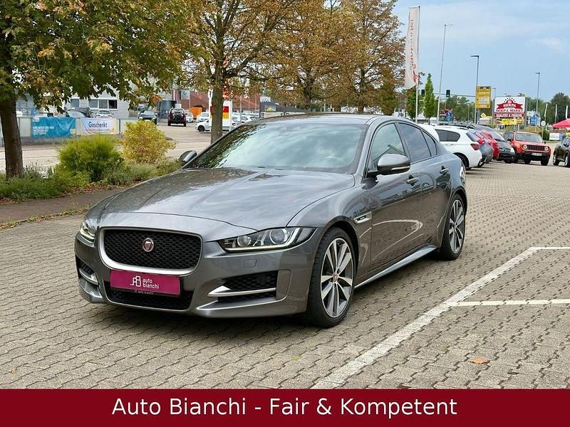 Grau Gebraucht 2016 Jaguar XE R-Sport Limousine | 16.976 € (Fairer Preis) - Bild 1/4