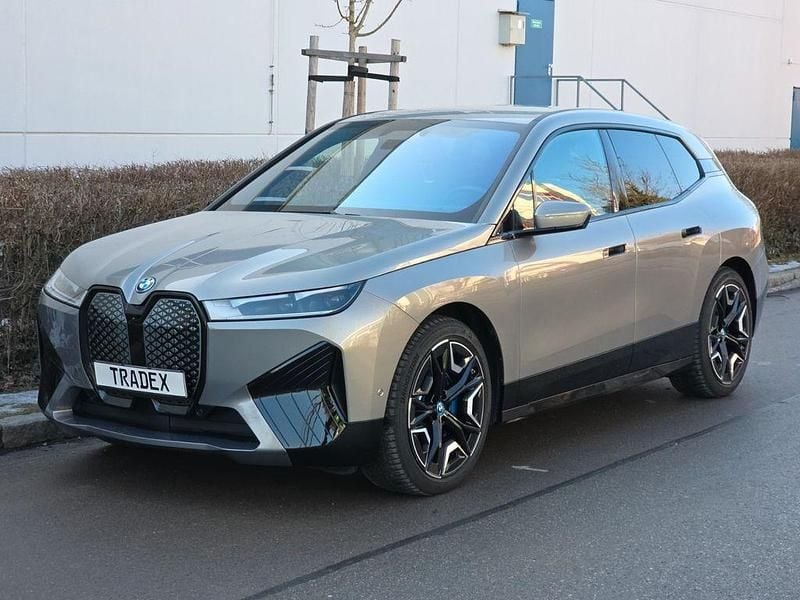 Oxidgrau ii metallic Gebraucht 2023 BMW iX Sport Line SUV | 43.900 € (Superpreis) - Bild 1/4