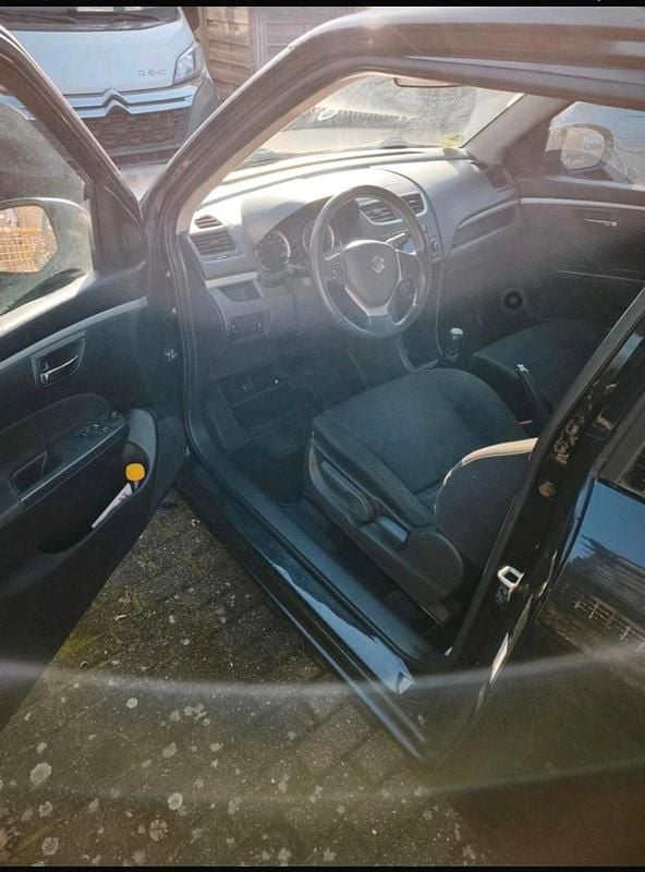 Second-hand Suzuki Swift 96 CP (70 kW) 2012 Negru Hatchback