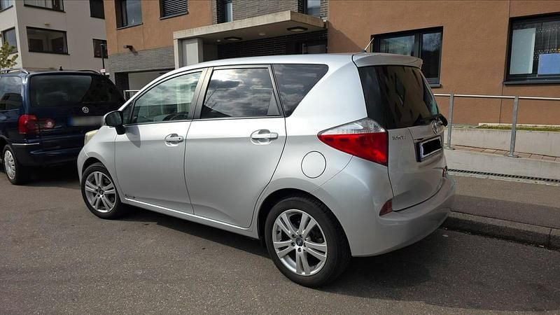 Gebraucht Toyota Verso-S 99 PS (72 kW) 2011 Silber Van / Kleinbus