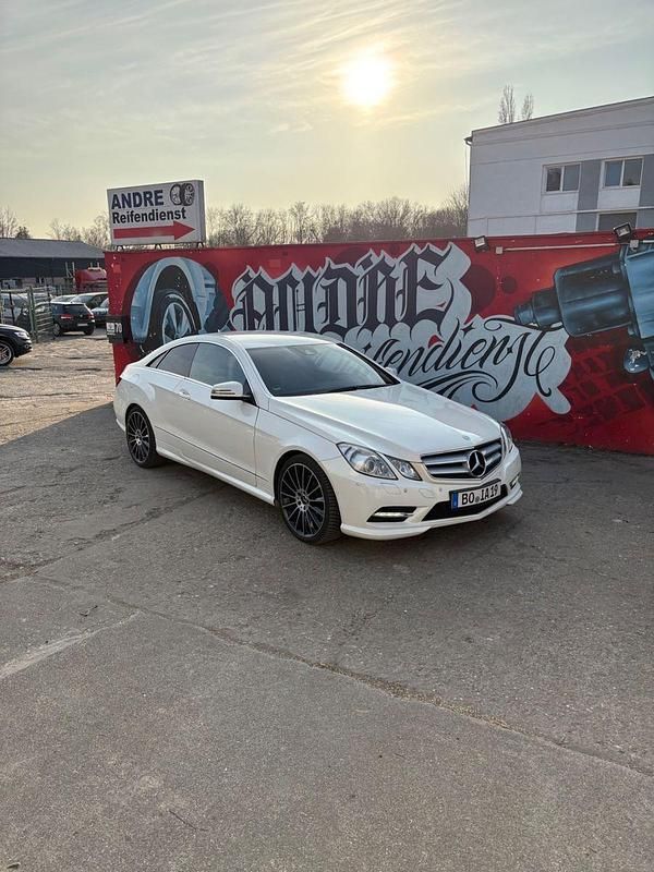 Weiß Gebraucht 2013 Mercedes E250 AMG line Coupé | 13.900 € (Guter Preis) - Bild 1/4