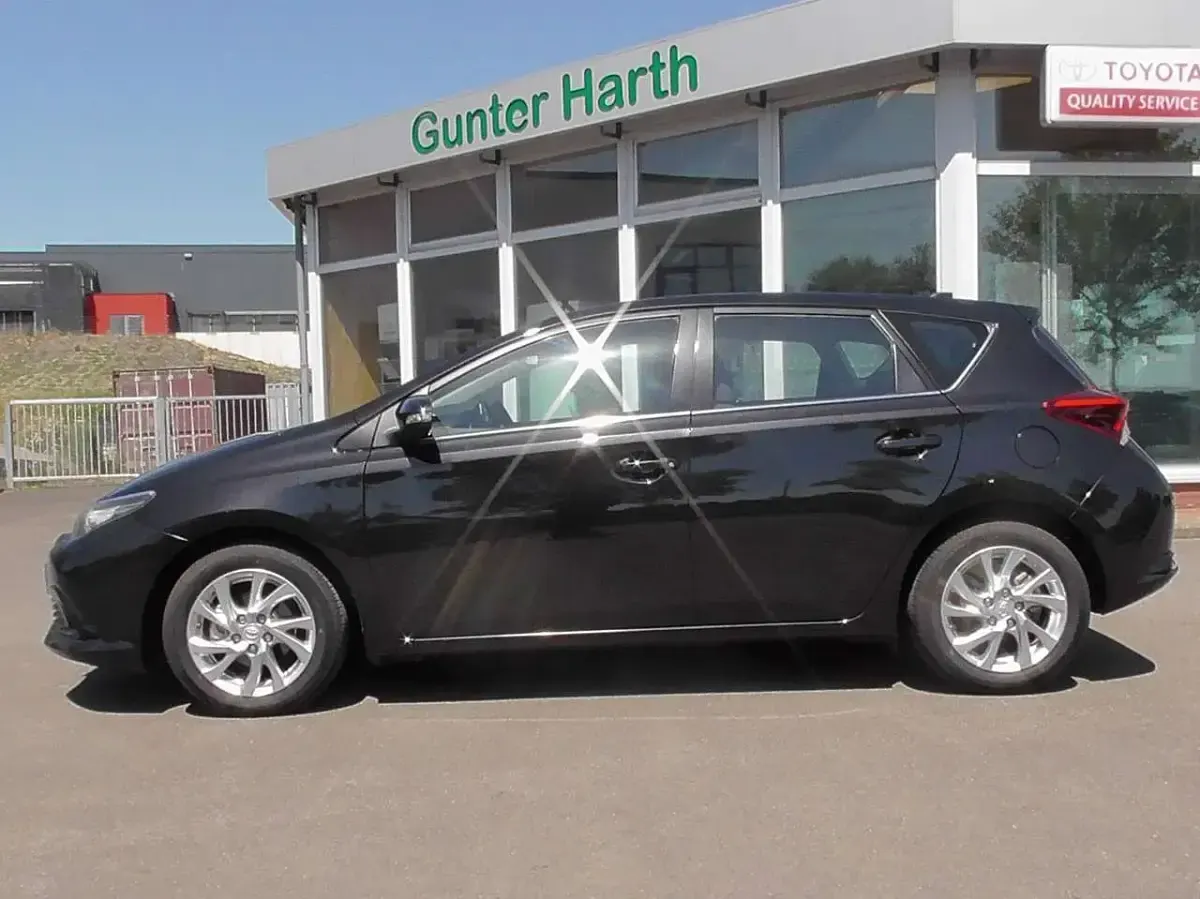 Gebraucht Toyota Auris Comfort 116 PS (85 kW) 2016 Black mica / ink Limousine