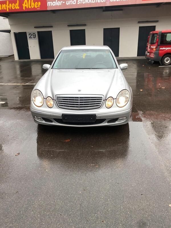 Silber Gebraucht 2004 Mercedes E220 Limousine | 3.750 € - Bild 1/4