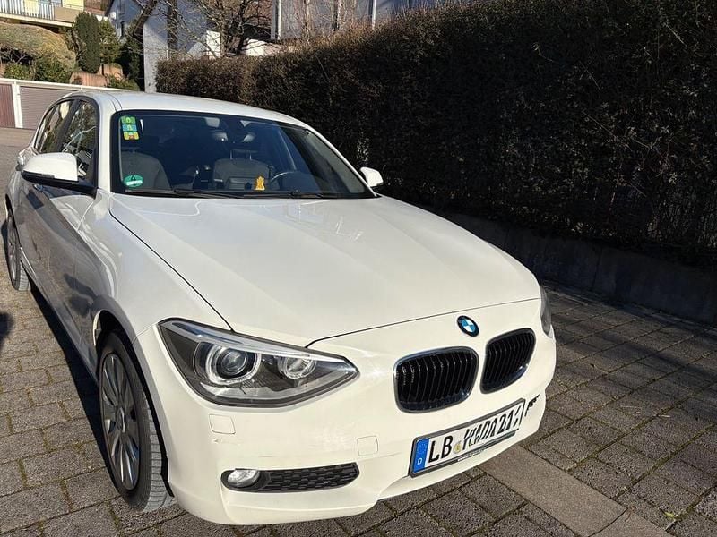 Gebraucht BMW 114 Sport Line 102 PS (75 kW) 2014 Weiß Kleinwagen