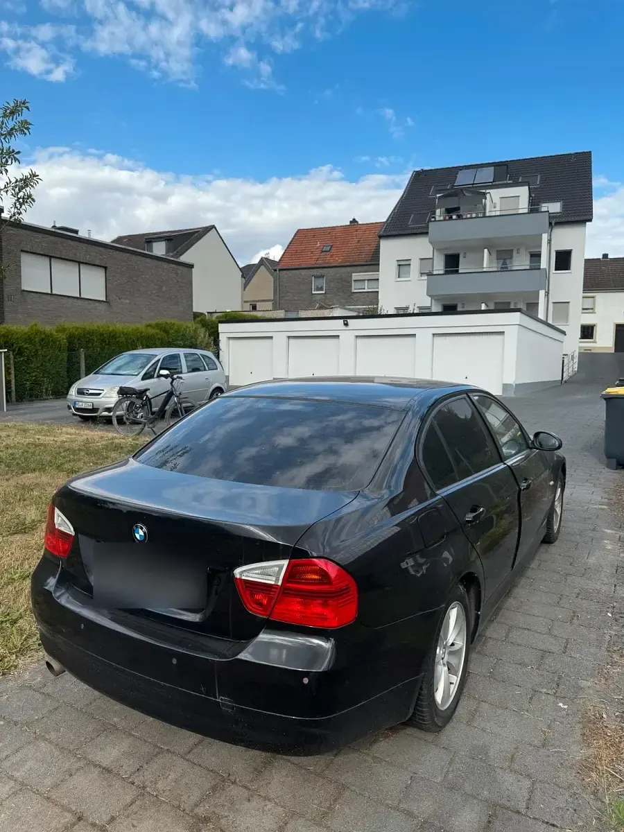 Gebraucht BMW 318 Basis 143 PS (105 kW) 2007 Schwarz Limousine