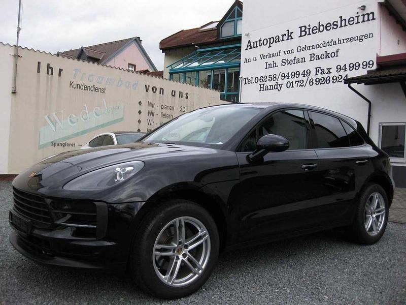 Gebraucht Porsche Macan 245 PS (180 kW) 2021 Tiefschwarzmetallic (metallic) SUV