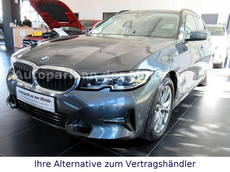 Grau Gebraucht 2020 BMW 318 Sport Line Limousine | 27.490 € (Etwas zu teuer) - Bild 1/4