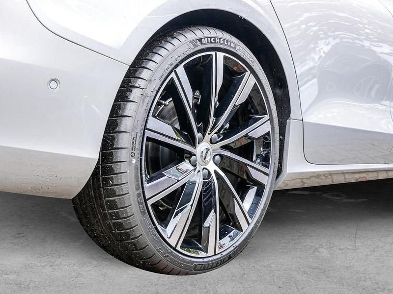 Gebraucht Volvo V60 Plus 197 PS (144 kW) 2024 Silber / silver dawn (metallic) Kombi