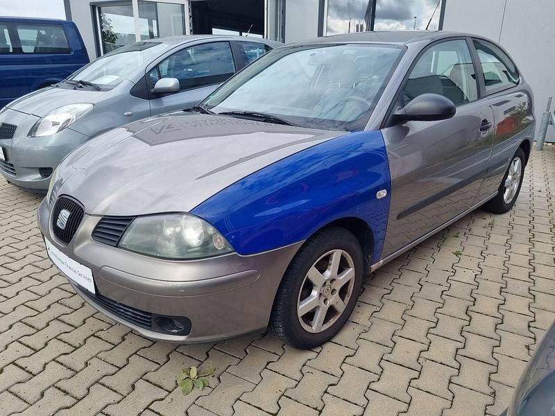 Grau Gebraucht 2003 Seat Ibiza Stella Limousine | 800 € (Superpreis) - Bild 1/4