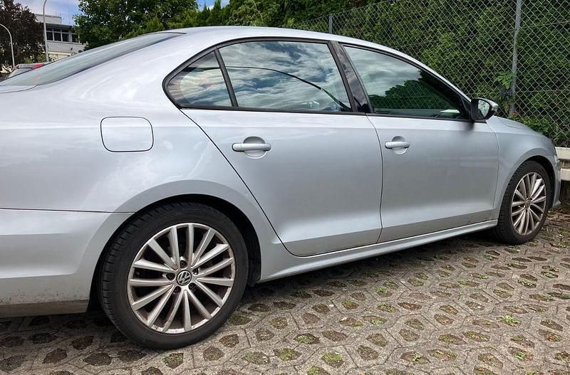 Grau Gebraucht 2015 VW Jetta Limousine | 7.800 € (Fairer Preis) - Bild 1/4