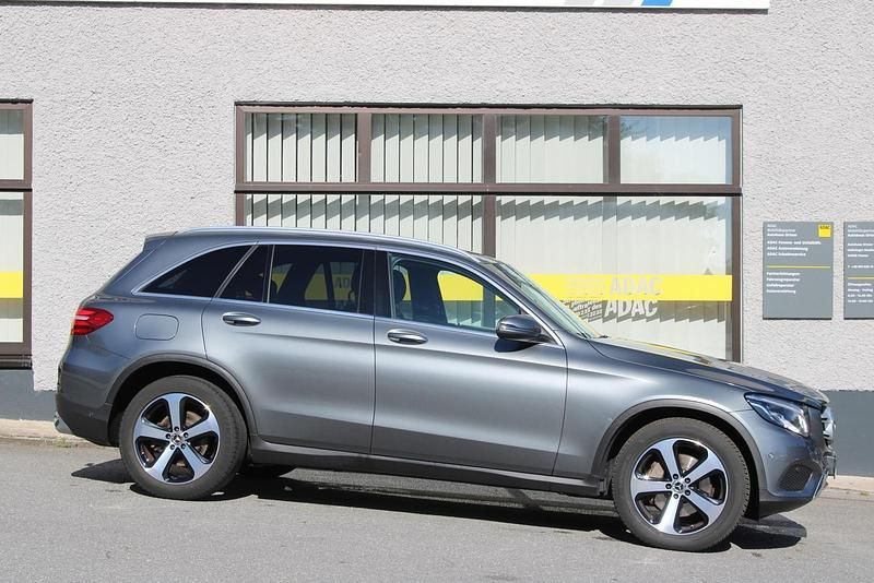Grau Gebraucht 2017 Mercedes GLC250 SUV | 17.640 € (Superpreis) - Bild 1/4