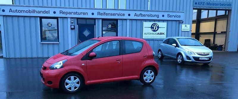 Gebraucht Toyota Aygo Cool 68 PS (50 kW) 2010 Rot Kleinwagen