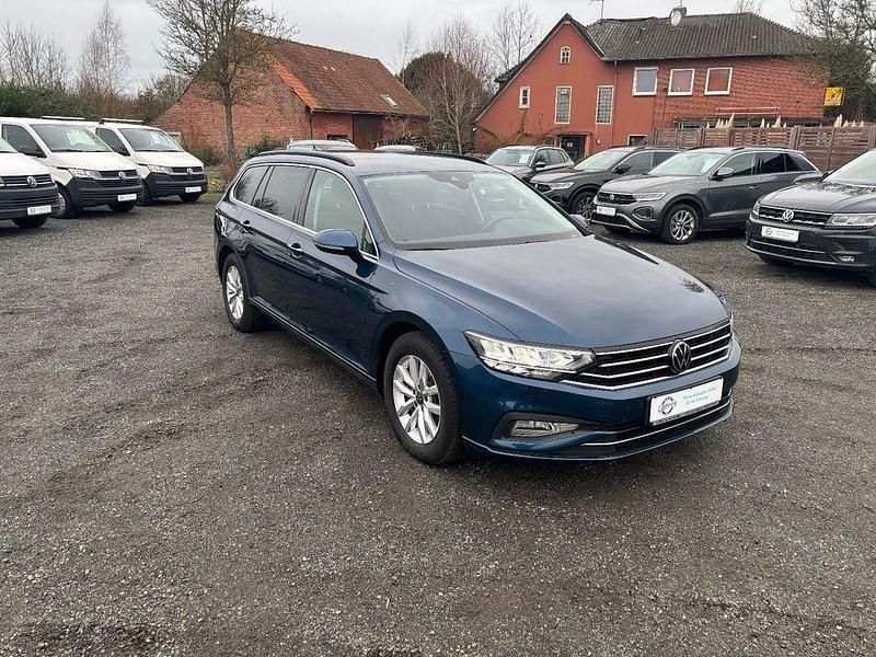 Blau Gebraucht 2023 VW Passat Business Limousine | 24.490 € (Fairer Preis) - Bild 1/4