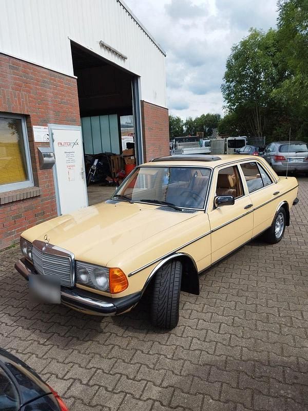 Gebraucht Mercedes 230 136 PS (100 kW) 1981 Gelb Limousine