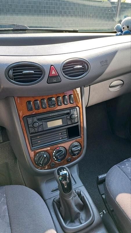 Grau Gebraucht 2001 Mercedes A140 Elegance Kleinwagen | 2.900 € - Bild 1/4