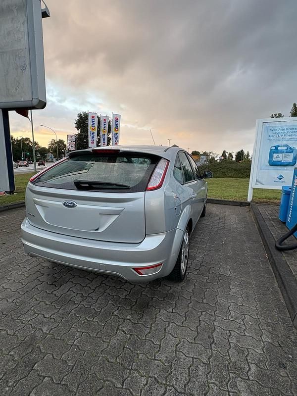 Gebraucht Ford Focus 115 PS (84 kW) 2009 Silber Limousine