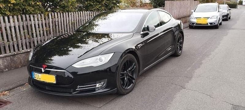 Schwarz Gebraucht 2015 Tesla Model S Kleinwagen | 18.990 € (Guter Preis) - Bild 1/4