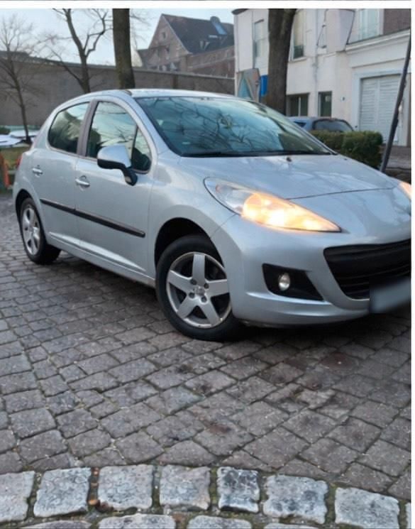 Gebraucht Peugeot 207 95 PS (69 kW) 2011 Silber Kleinwagen