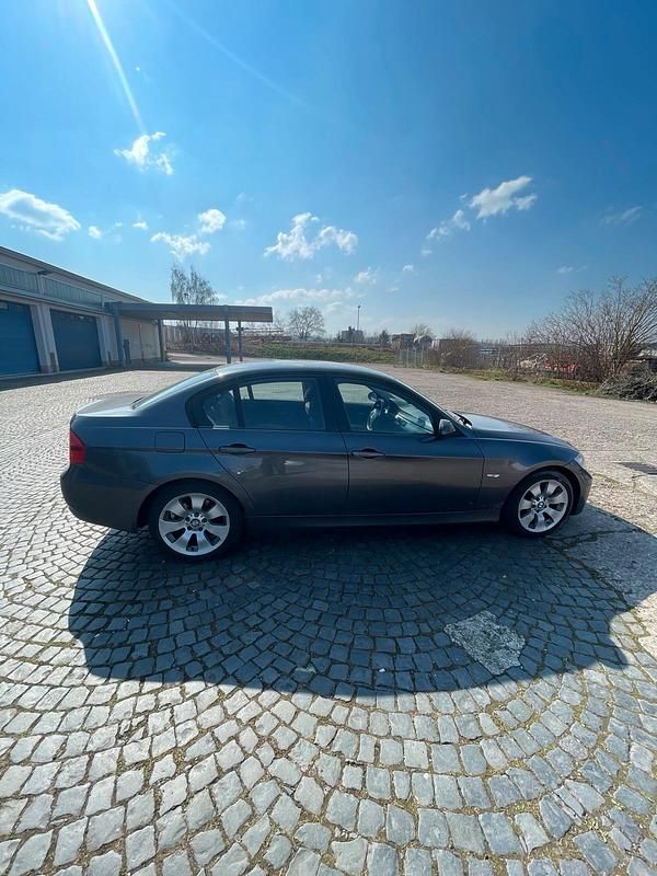 Gebraucht BMW 320 150 PS (110 kW) 2006 Grau Limousine