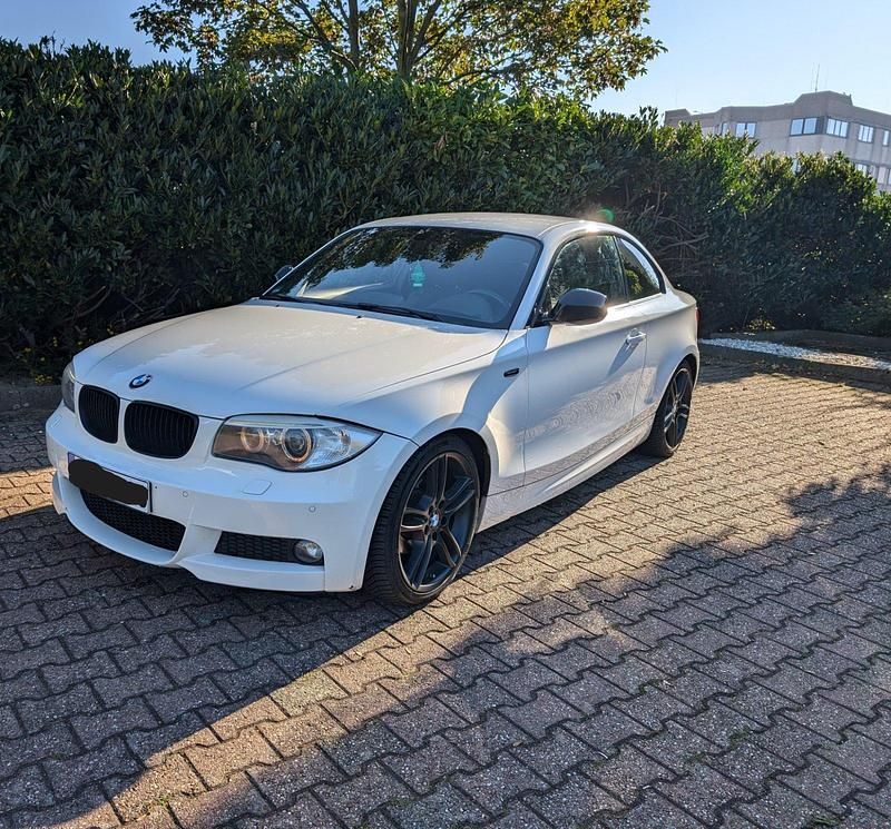 Weiß Gebraucht 2013 BMW 118 Coupé M Sport Coupé | 8.749 € - Bild 1/4