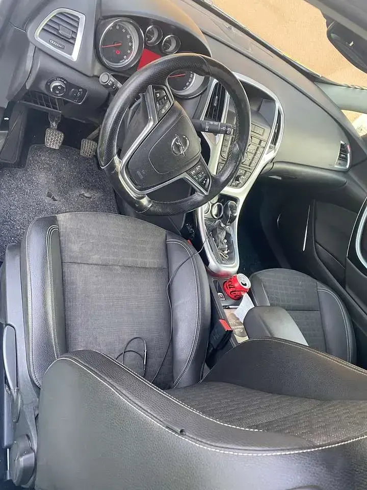 Używany Opel Astra GTC Active 170 KM (125 kW) 2013 Biały Sedan/Limuzyna