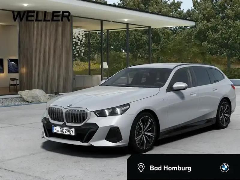 Brooklyn grau (grau) Gebraucht 2025 BMW 520 M Sport Kombi | 56.980 € (Fairer Preis) - Bild 1/4