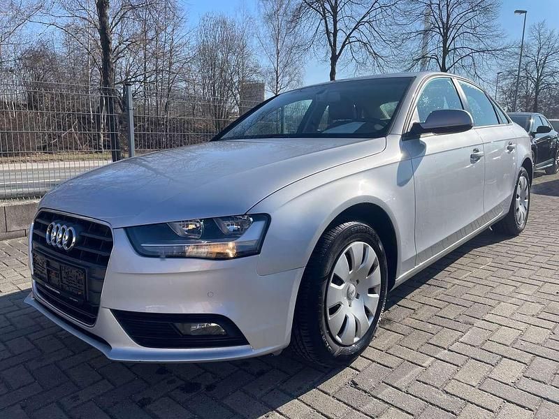 Gebraucht Audi A4 Attraction 120 PS (88 kW) 2012 Eissilber metallic Limousine
