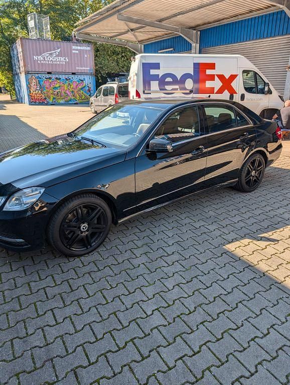 Schwarz Gebraucht 2012 Mercedes E300 Avantgarde Limousine | 9.800 € - Bild 1/4