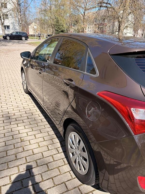 Gebraucht Hyundai i30 Classic 101 PS (74 kW) 2017 Braun Limousine