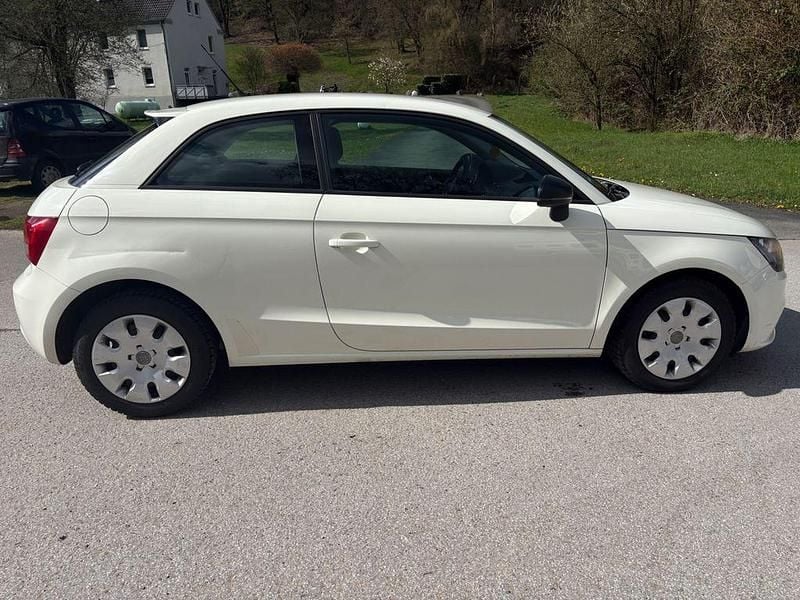 Gebraucht Audi A1 Attraction 86 PS (63 kW) 2011 Weiß Kleinwagen