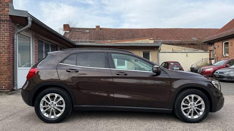 Gebraucht Mercedes GLA200 136 PS (100 kW) 2014 Braun SUV