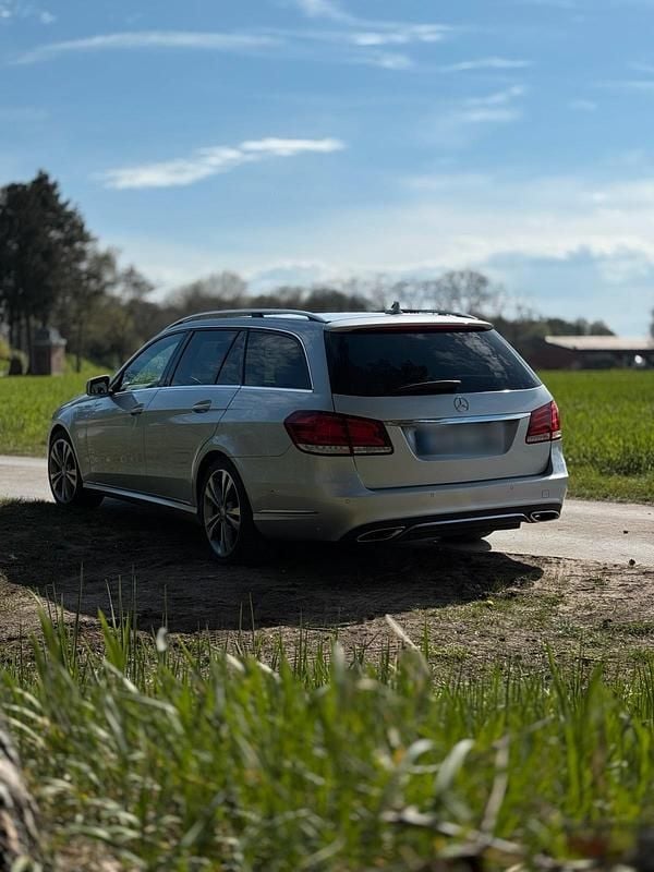 Gebraucht Mercedes E250 204 PS (150 kW) 2015 Silber Kombi