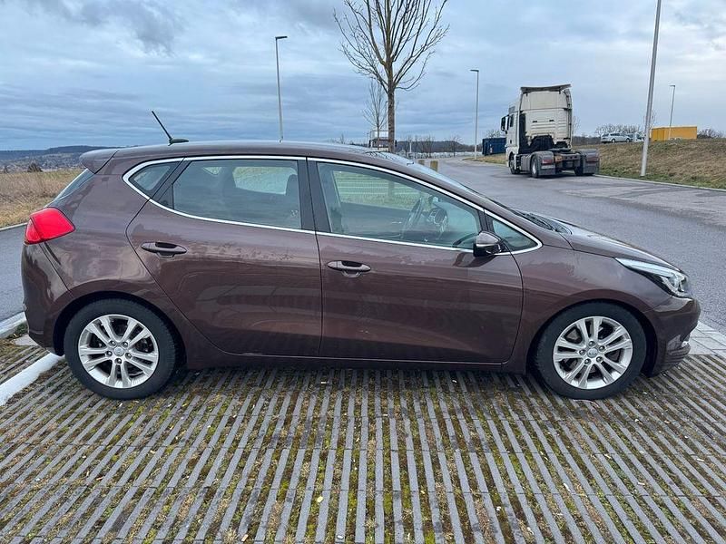 Gebraucht Kia Ceed 128 PS (94 kW) 2012 Braun Kleinwagen