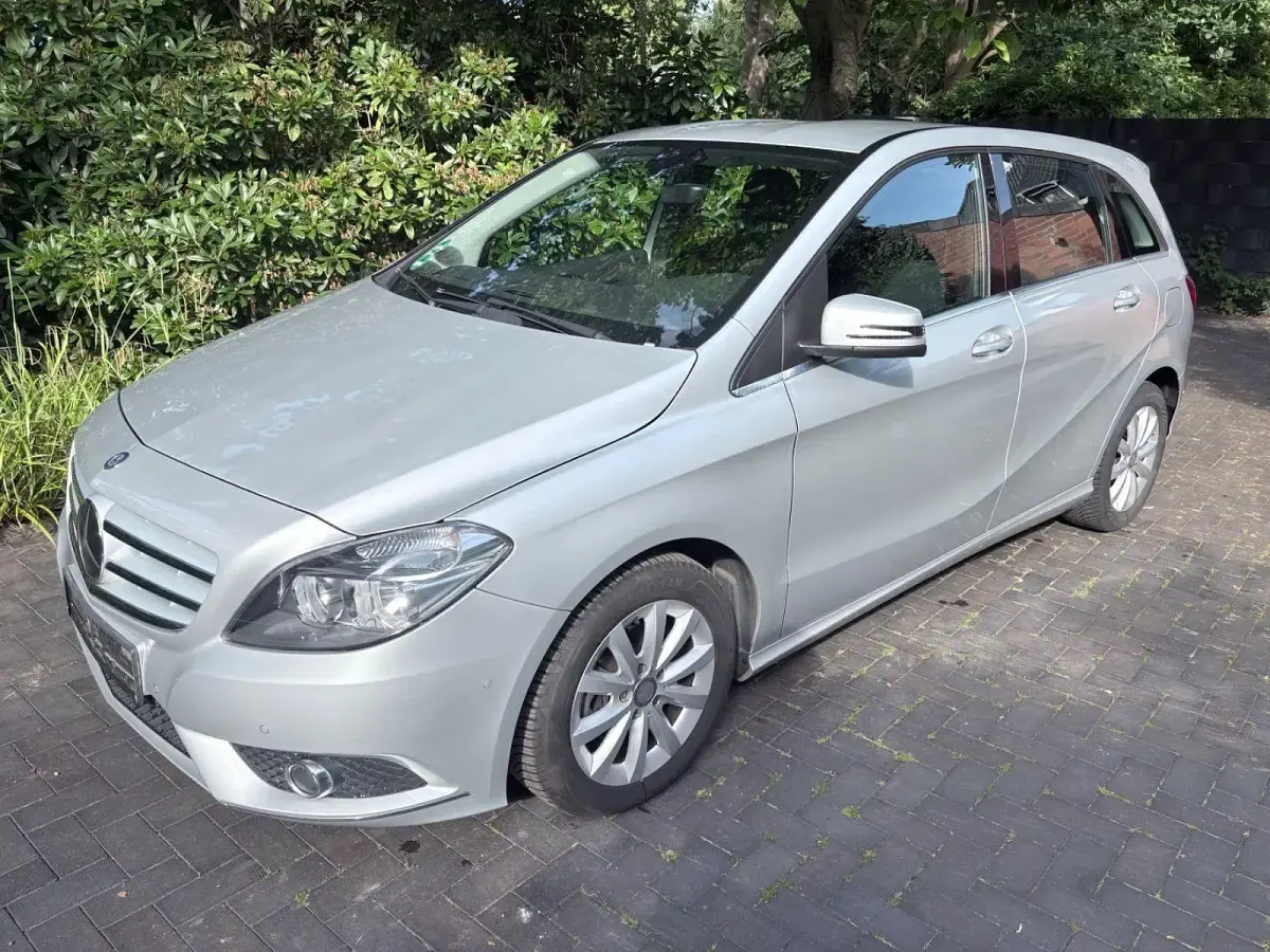 Gebraucht Mercedes B180 122 PS (89 kW) 2014 Silber Kleinwagen