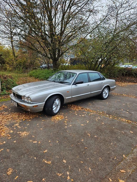 Silber Gebraucht 1998 Jaguar XJ8 Limousine | 6.250 € - Bild 1/4