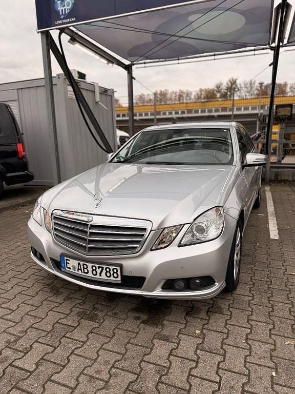 Silber Gebraucht 2010 Mercedes E200 Limousine | 13.600 € (Fairer Preis) - Bild 1/4