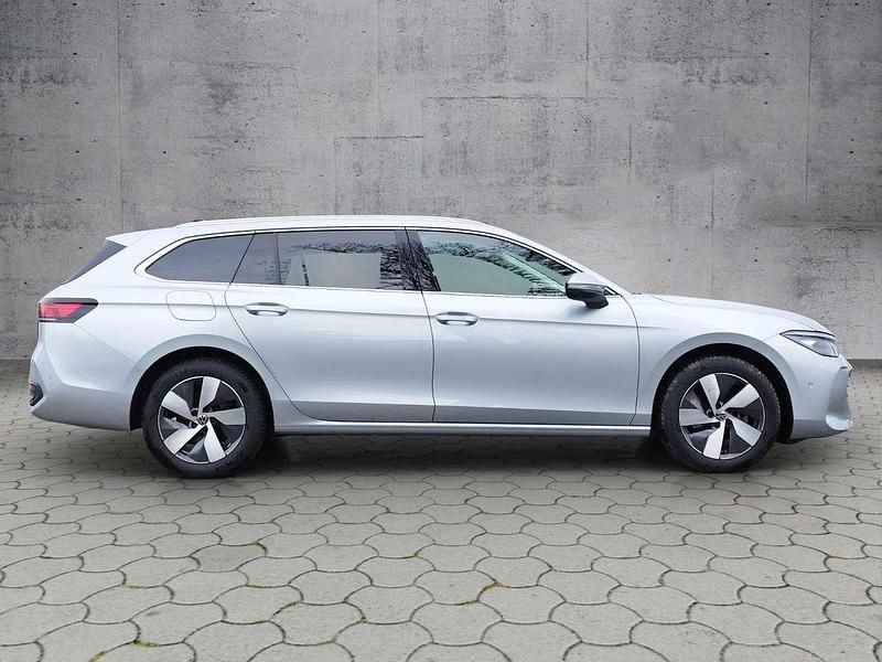 Gebraucht VW Passat IQ Drive 150 PS (110 kW) 2025 Oyster silver metallic Kombi