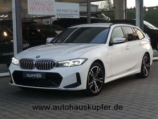 Weiß Gebraucht 2023 BMW 330e M Sport Limousine | 38.400 € (Superpreis) - Bild 1/4