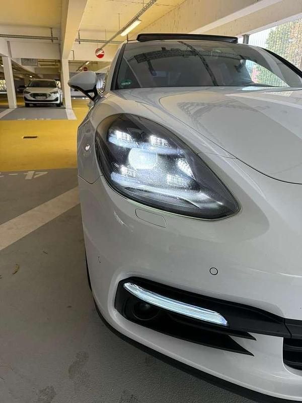 Weiß Gebraucht 2018 Porsche Panamera 4 Limousine | 55.500 € (Etwas zu teuer) - Bild 1/4