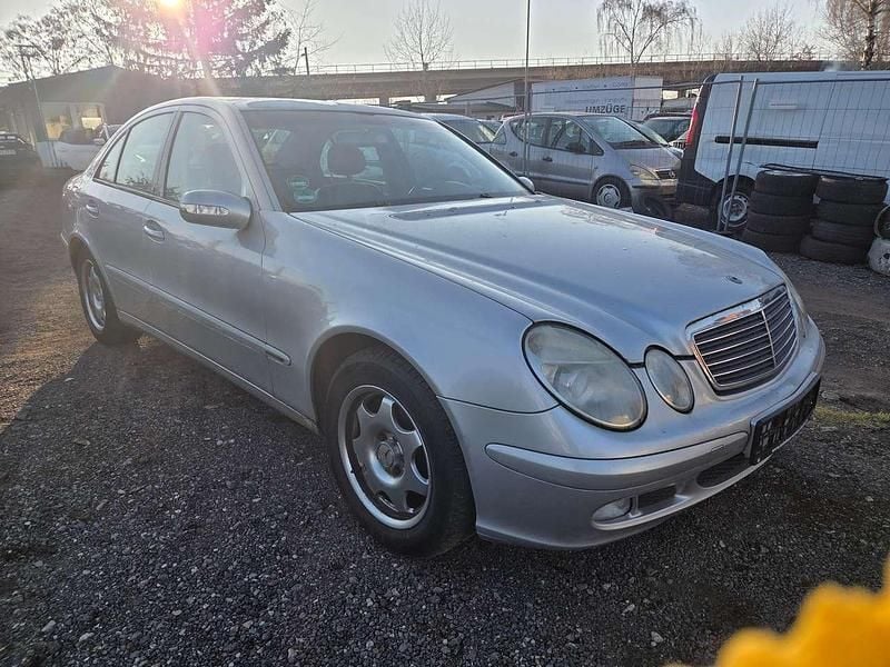Silber Gebraucht 2003 Mercedes E240 Classic Limousine | 1.999 € (Superpreis) - Bild 1/4