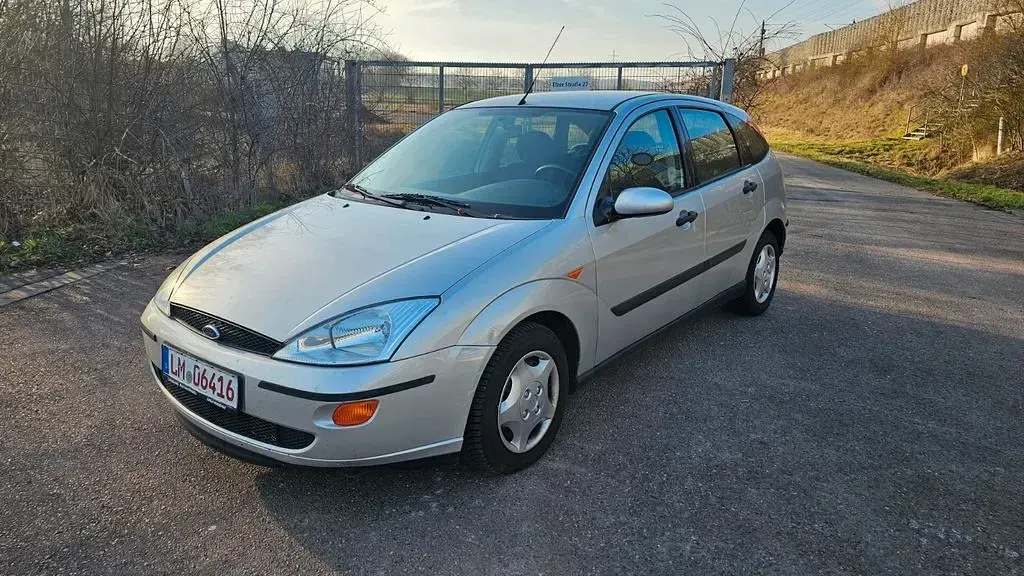 Używany Ford Focus 116 KM (85 kW) 2000 Srebrny Sedan/Limuzyna