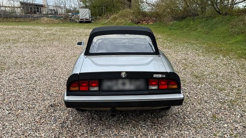 Gebraucht Alfa Romeo Spider 103 PS (75 kW) 1984 Silber Cabrio