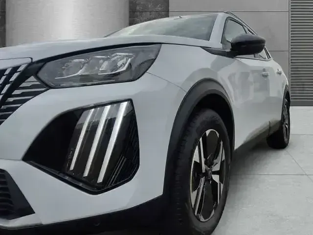 Gebraucht Peugeot 2008 Allure 131 PS (96 kW) 2023 Weiss/typ aussenverkleidung me SUV