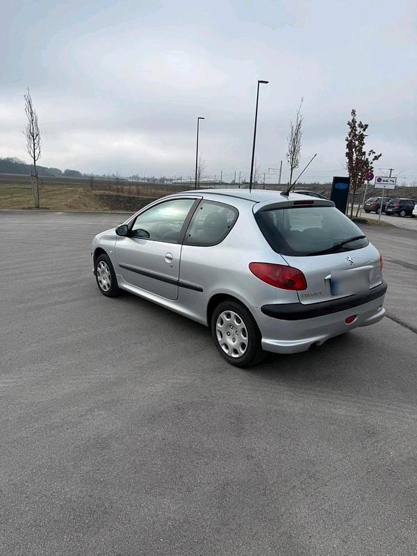 Gebraucht Peugeot 206 75 PS (55 kW) 2007 Silber Kleinwagen