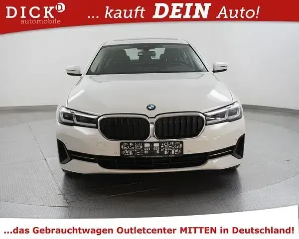 Gebraucht BMW 545e Sport Line 394 PS (289 kW) 2021 Weiß Limousine