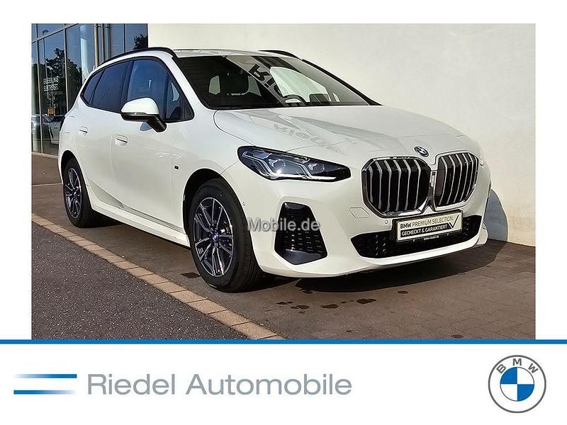 Weiß Gebraucht 2024 BMW 230e Active Tourer M Sport Van / Kleinbus | 46.890 € (Fairer Preis) - Bild 1/3