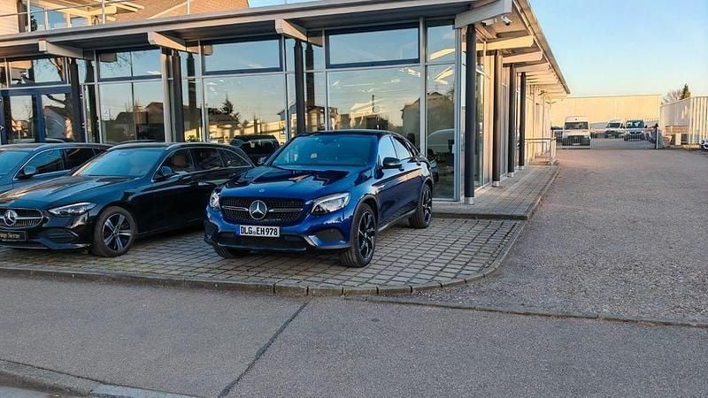 Blau Gebraucht 2018 Mercedes GLC250 AMG line Coupé | 26.600 € (Guter Preis) - Bild 1/4