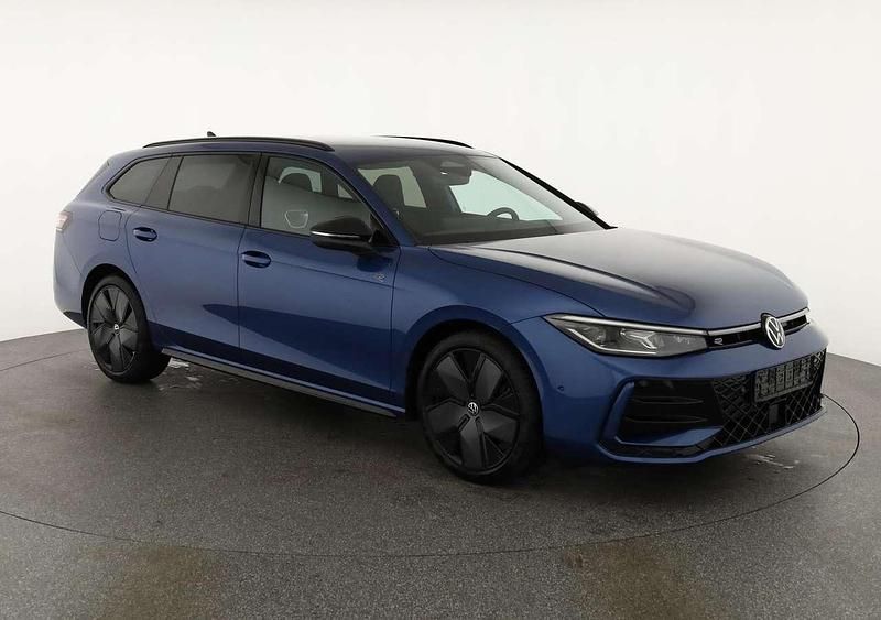 Diabas grau metallic Neu 2025 VW Passat R-line Kombi | 47.090 € (Superpreis) - Bild 1/4