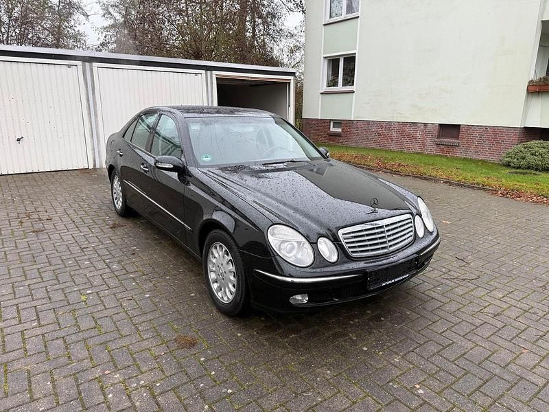 Grün Gebraucht 2003 Mercedes E220 Elegance Limousine | 2.800 € (Guter Preis) - Bild 1/4